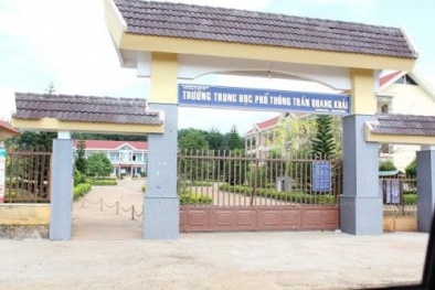 Chậm nhặt giấy ở bàn giáo viên, học sinh bị thầy cho 'nốc ao'